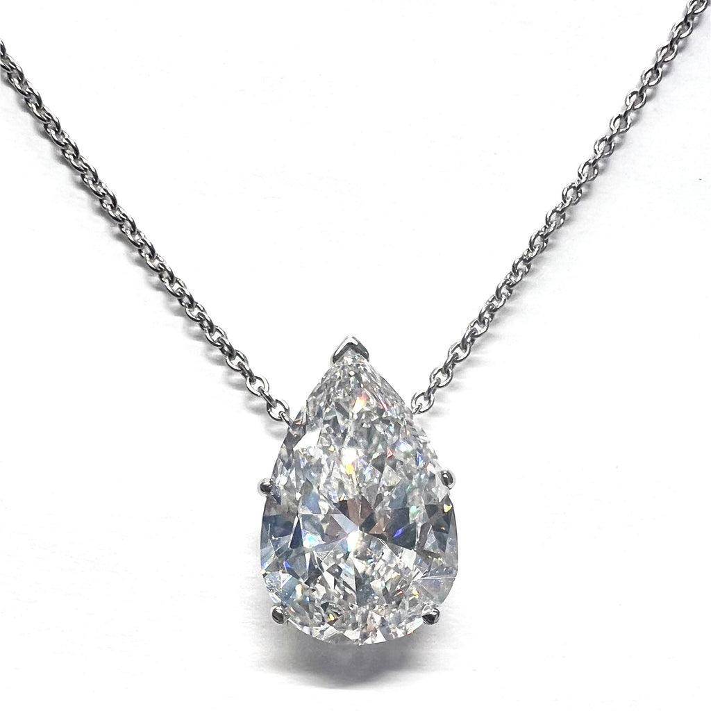 "Moon's Drops" Platinum necklace set with Pear Shape diamond